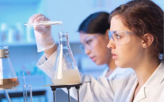 Studentka z menzurką laboratoryjną