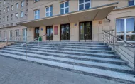 Widok na schody przed wejściem głównym po modernizacji
