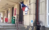 Widok na schody przed wejściem głównym przed modernizacją